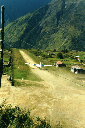 Startbahn mit Abgrund Lukla 1992